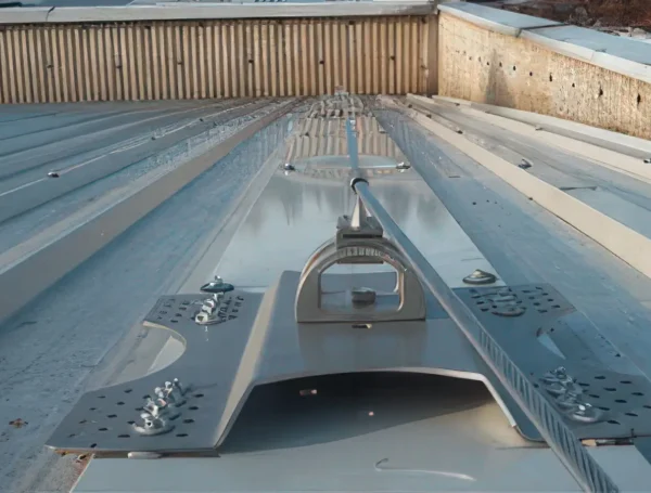 Perché ogni copertura ha bisogno di linee vita certificate: proteggi persone e struttura