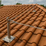 Sistema di linea vita certificata in acciaio inox installato su copertura in tegole per la sicurezza degli operatori in quota